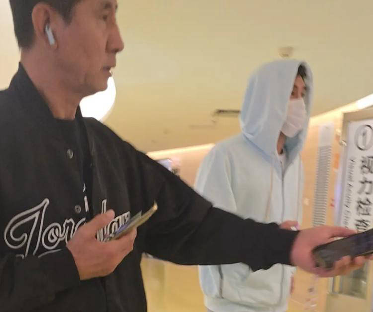 摘下眼罩恢复良好父亲全程陪伴！龙8游戏网址利好消息！郭艾伦已